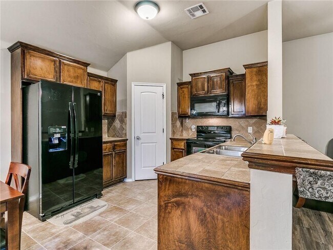 Building Photo - 517 Apple Tree Ln
