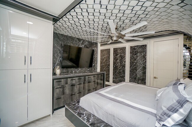 Building Photo - 5711 Sugar Hill Dr