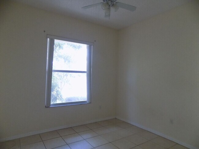 Building Photo - 102 Carnival Dr