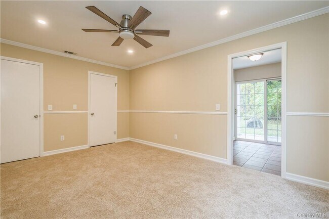 Building Photo - 27 The Knolls