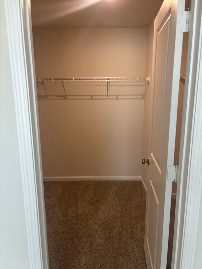 Building Photo - SPacious 3 bedroom 2 1/2 bath home
