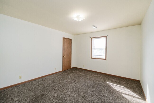 Building Photo - 2 bedroom / 2 bathroom Townhouse for rent ...