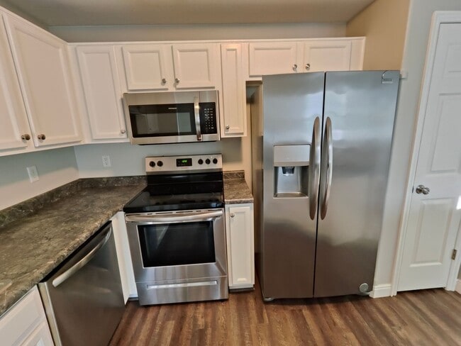 Building Photo - Spectacular 3-Bedroom Draper Townhouse with Garage