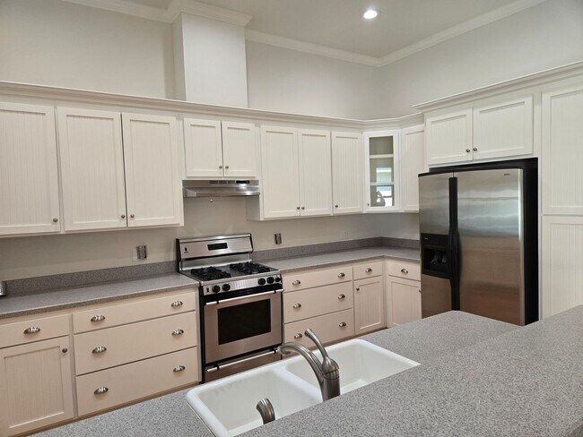 Building Photo - 3-bedroom, 2-bathroom cottage-style villa in Savanna Pointe