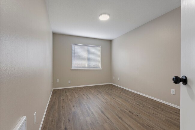 Building Photo - 4 bedroom/2.5 bathroom available in SE Portland