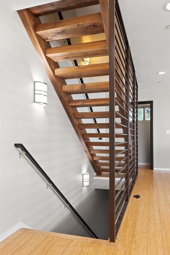 Building Photo - Air Conditioned Judkins Parkside Townhome ...