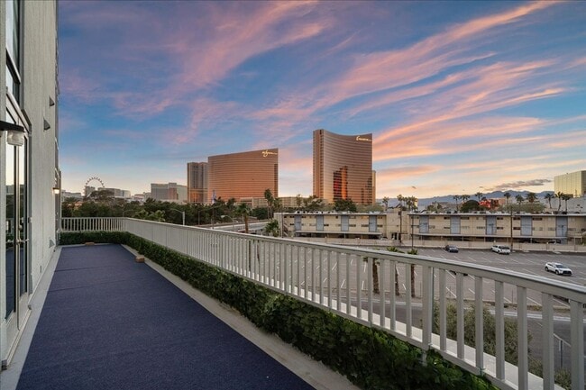 Building Photo - Fabulous Highrise Condo with Stripe Views!