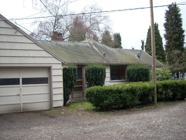Building Photo - Waterfront Home on 1.5 Acres + 2 Car Garage + Fenced Yard (Vancouver – Evergreen Hwy)