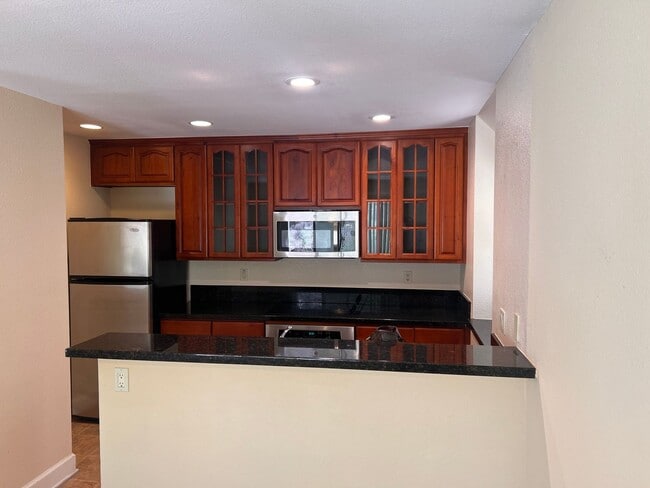 Building Photo - 2 bedroom, 2 bath top floor condo in La Jolla