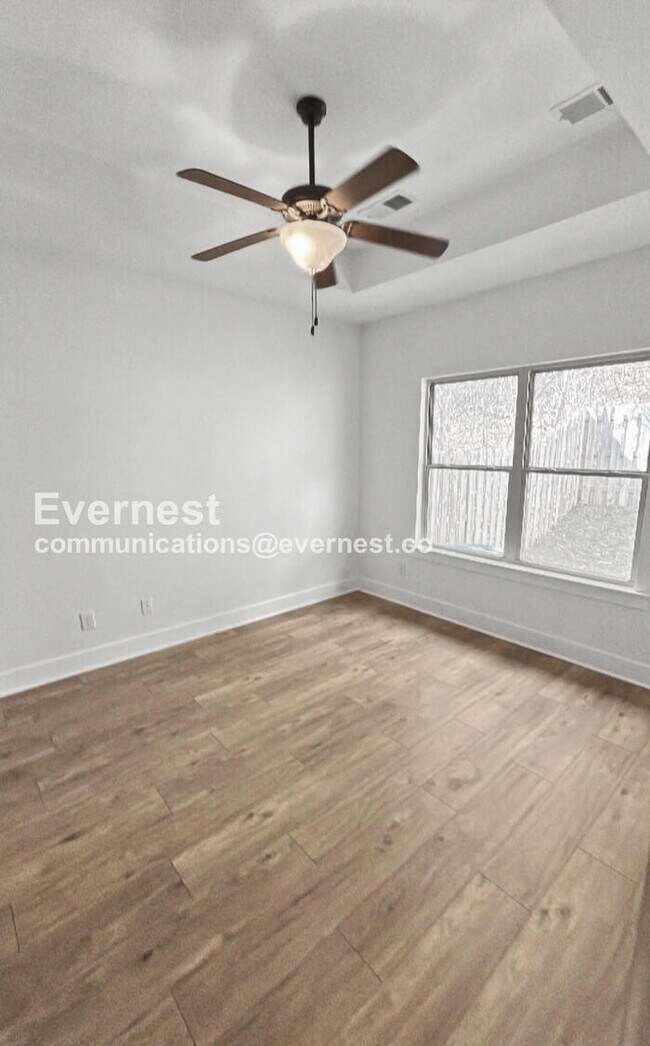 Building Photo - 3 Bed/2.5 Bath Home with Fenced Yard & Garage / Pet-Friendly / Available Now!