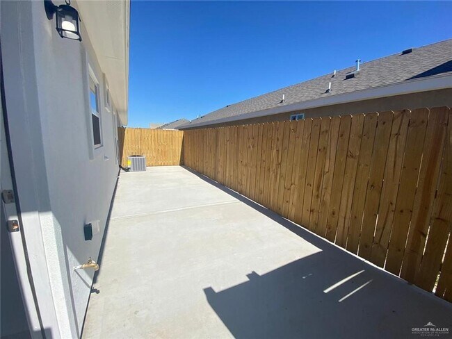 Building Photo - 8 West Dr