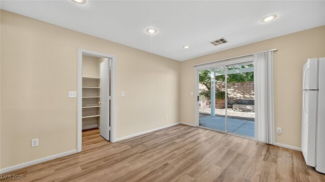 Building Photo - 10460 Wellington Manor Ave