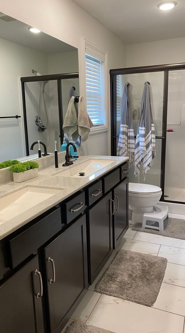 Building Photo - 3 bedroom 2 bathroom house with fenced in yard