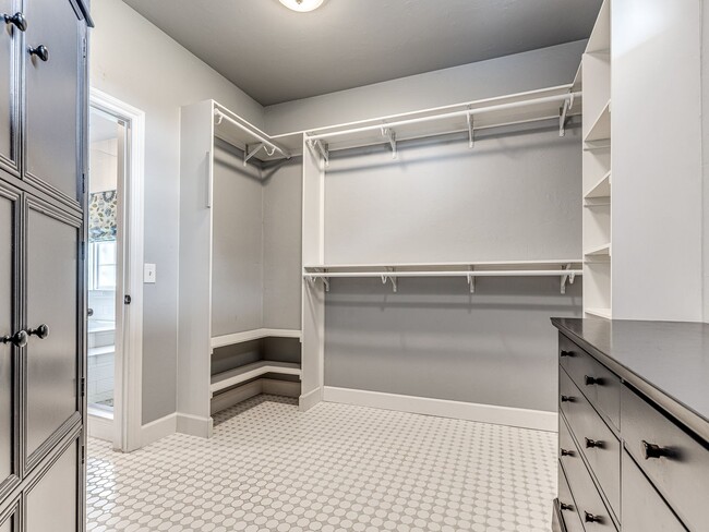Building Photo - Fantastic home in the Fairways at Surrey H...