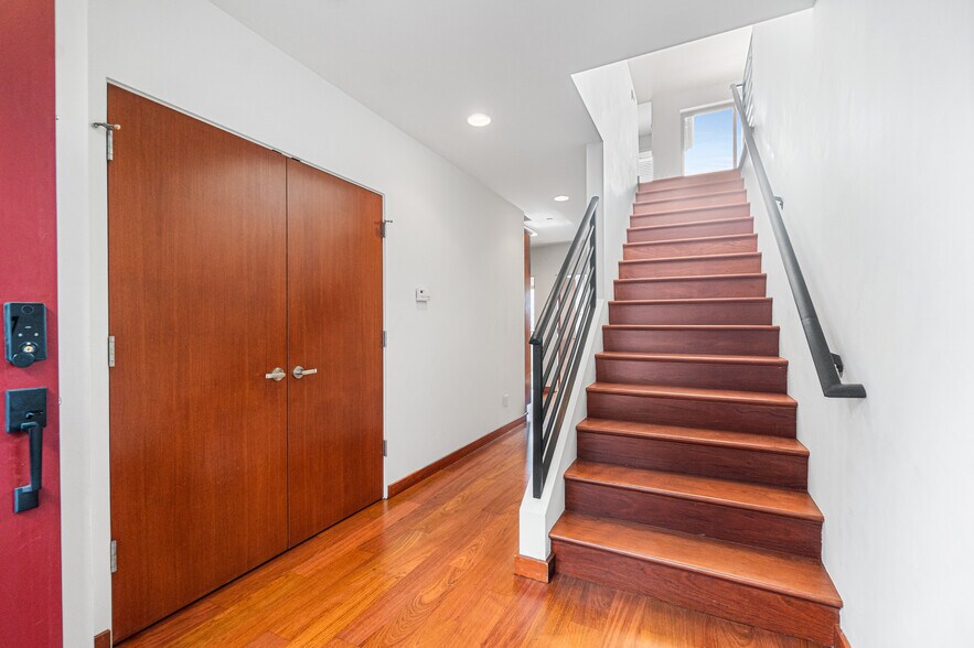 Inside front entrance - 1542 Manhattan Beach Blvd