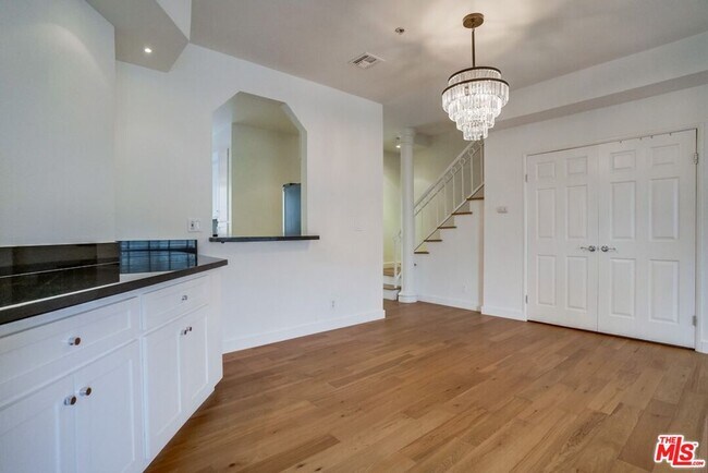 Building Photo - 852 N Poinsettia Pl