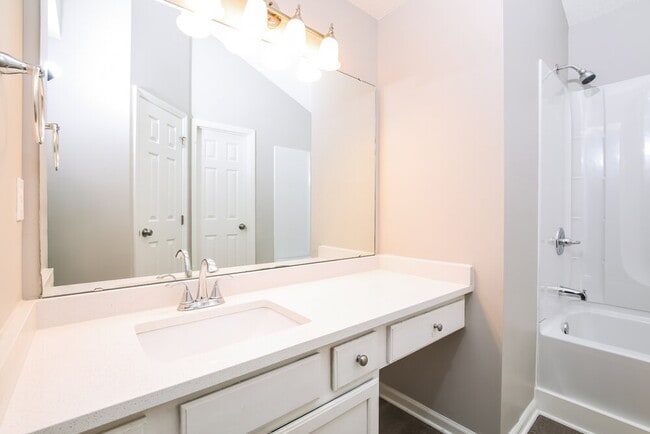 Building Photo - 5827 Waterford Landing Ct