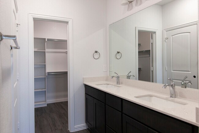 Building Photo - 2090 Peppermint Ln