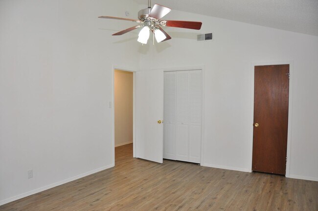 Building Photo - 2 Bedroom 1 Bath 1 Car Garage in Heart of ...