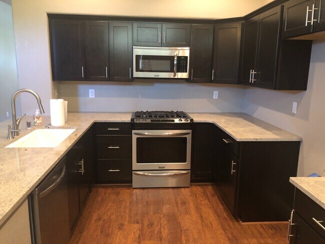 Building Photo - Amazing Single Story Home Located in Rosev...