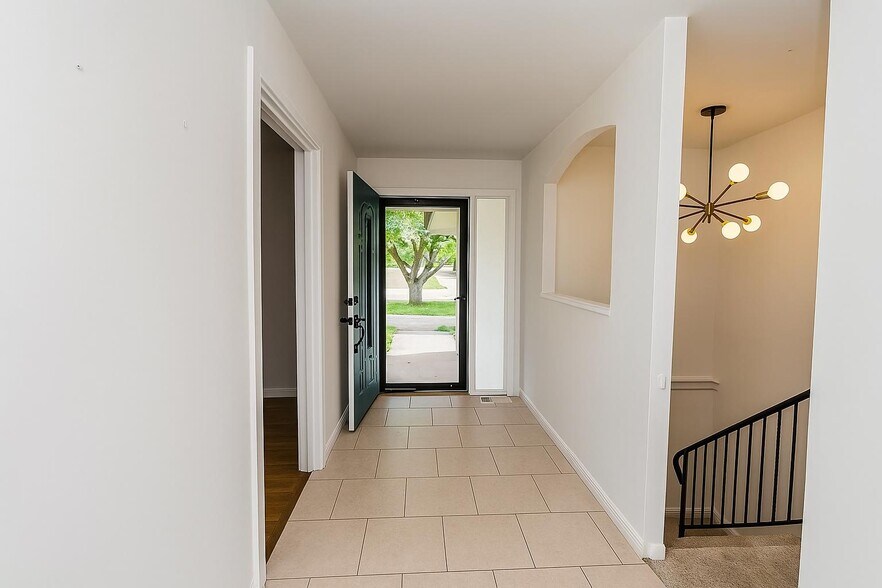Entry way - 6409 E Farmview St