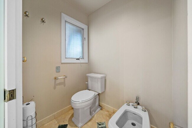 Building Photo - 18714 Bernardo Trails Dr