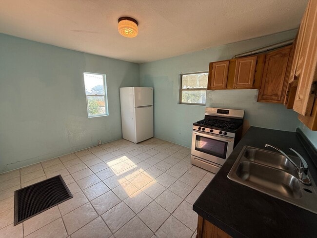 Building Photo - Two bedroom, One bathroom house located in...