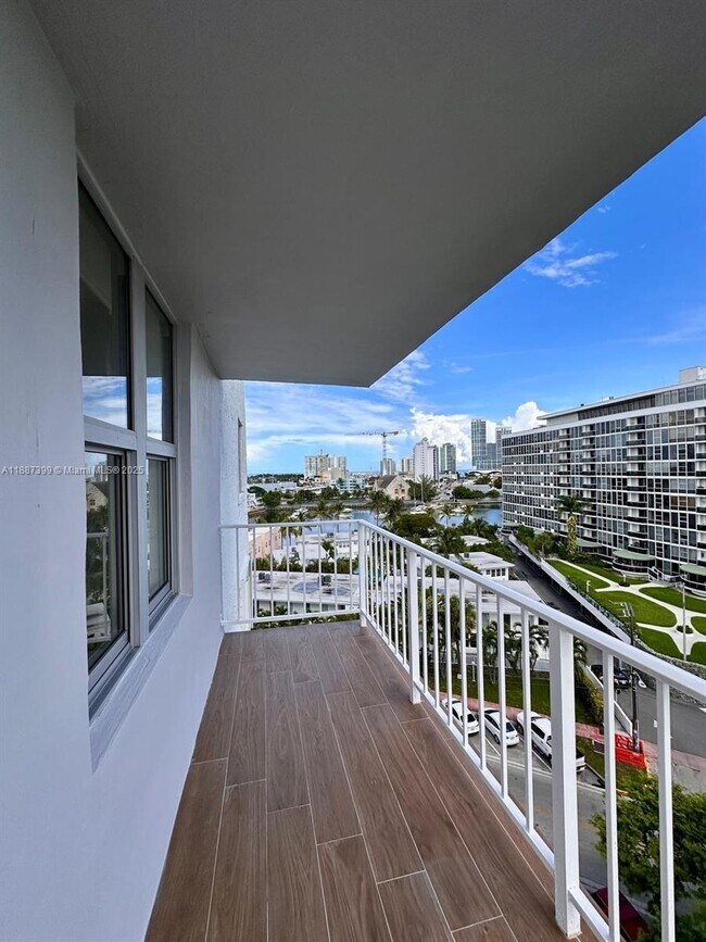Building Photo - 6900 Bay Dr