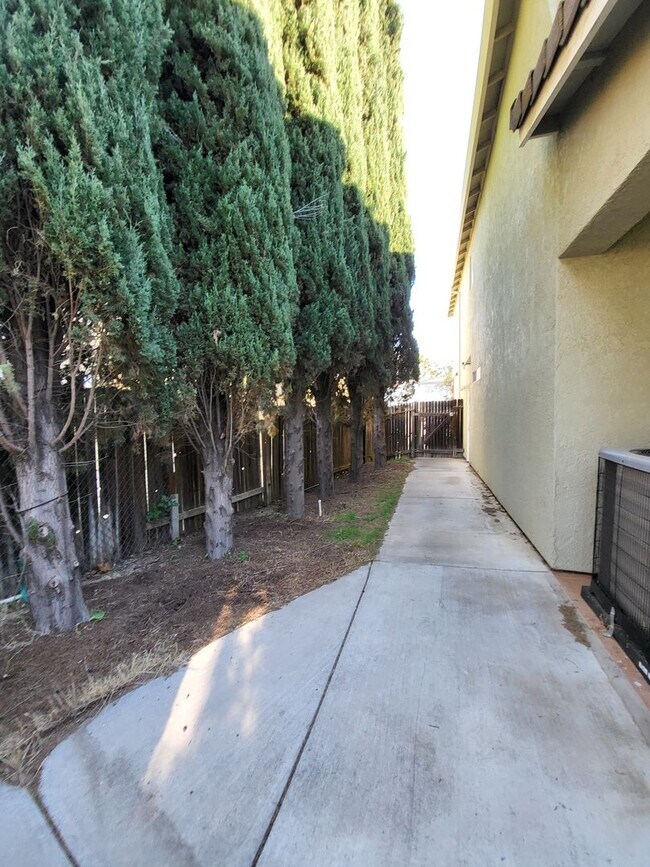 Building Photo - 920 Garcia Dr
