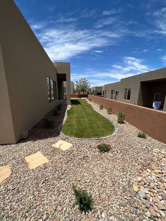 Building Photo - Beautiful 4 Bedroom, 4 Bathroom Home in The Dunes at Sand Hollow Resort