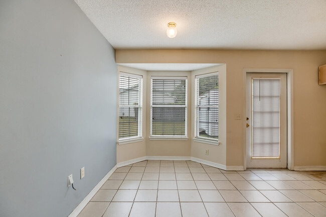 Building Photo - 15 Flora Cove