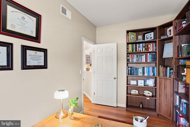 Building Photo - 2082 Deer Run Dr