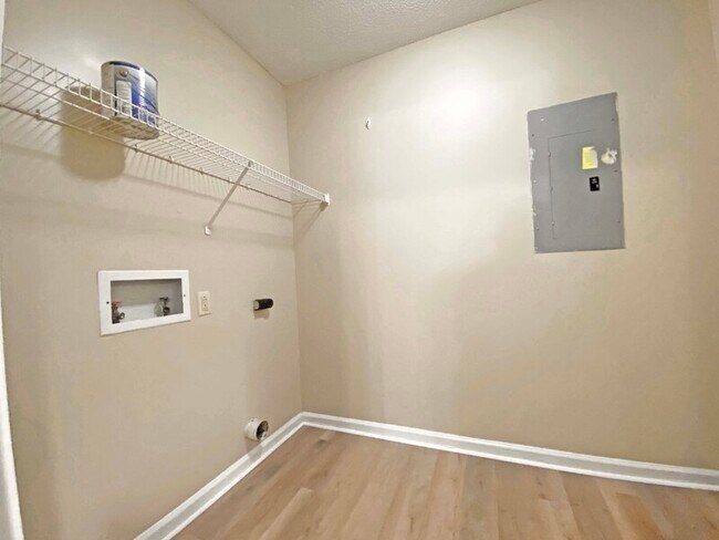 Building Photo - 581 Oakmont Dr