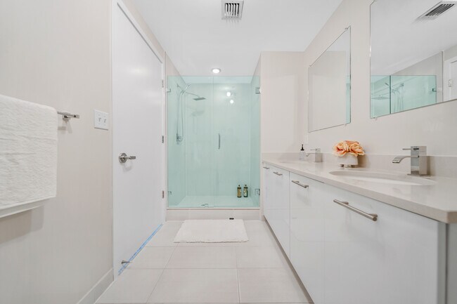 Building Photo - 3250 NE 1st Ave