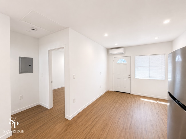 Building Photo - Charming 1-Bedroom ADU with Hardwood Floors – Downey Living at Its Best!