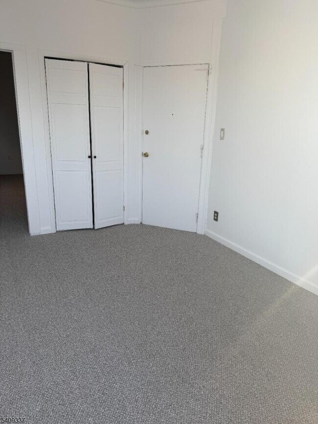 Building Photo - 402 60th St