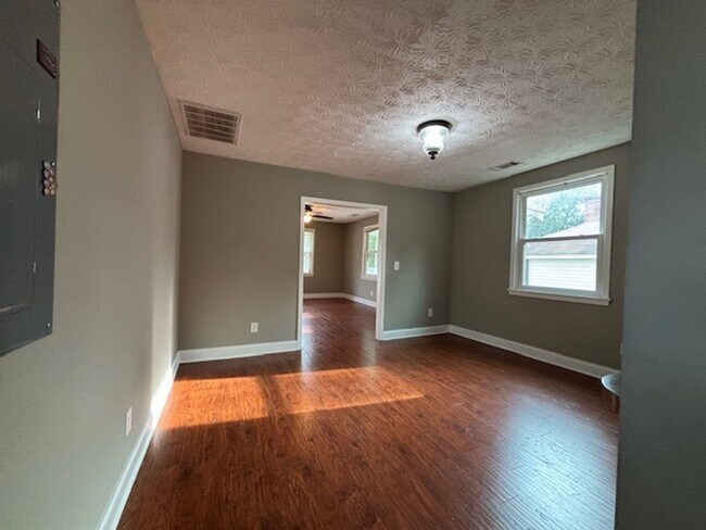 Building Photo - Charming 2-bedroom one bath cottage