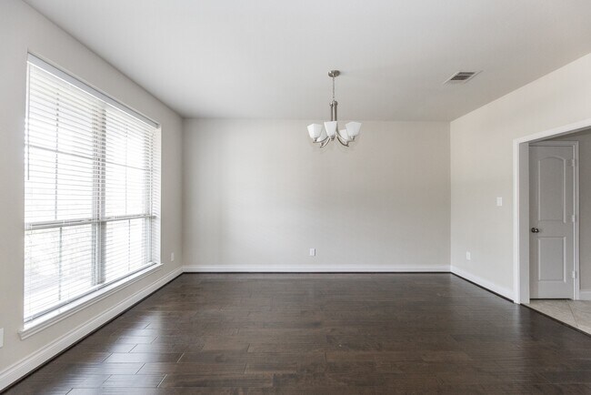 Building Photo - 2131 Blossomcrown Dr