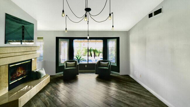 Building Photo - Designer Delight in Green Valley