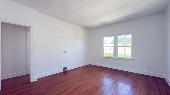 Building Photo - 246 S Sycamore Ave