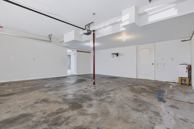 Building Photo - Flagstone Drive