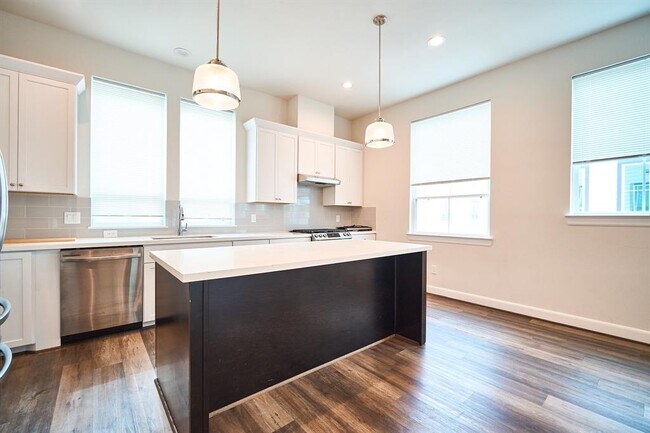 Building Photo - 2802 Grand Fountains Dr