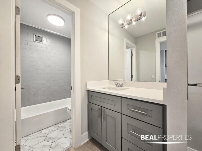 Building Photo - 0 bedroom in CHICAGO IL 60610