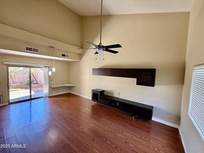 Building Photo - 15825 N Hidden Valley Ln