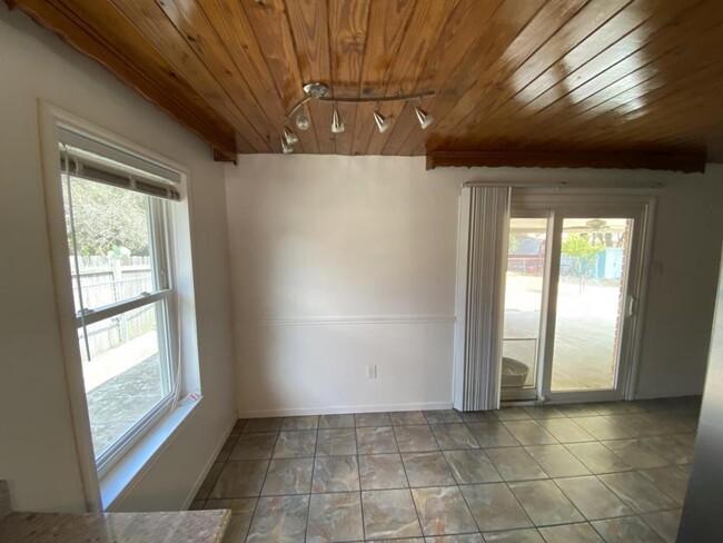 Building Photo - 1122 Rhonda Lee St