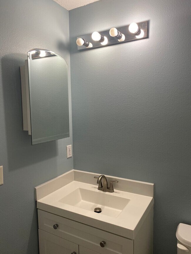 Building Photo - Lovely 2x1 in St. Augustine! Gorgeous Upgrade Kitchen!