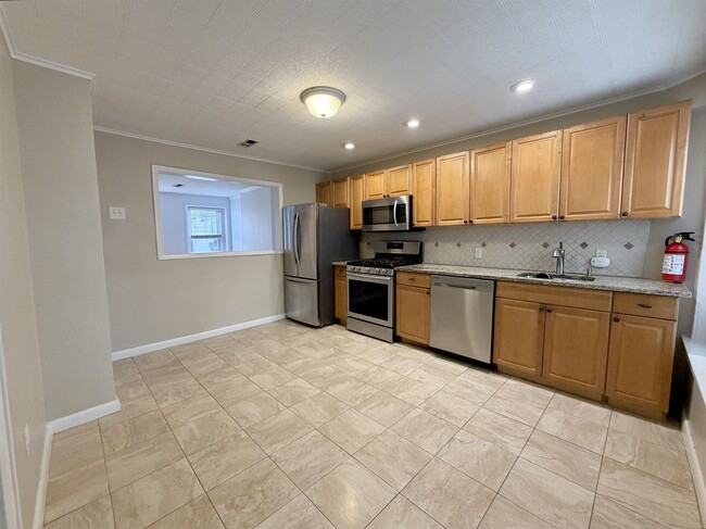 Building Photo - 7 Whitman Ave