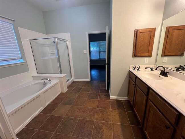 Building Photo - 600 Spanish Oak Terrace