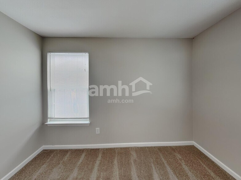 Building Photo - 2909 Seasons Dr