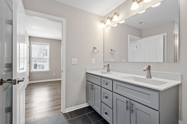 Building Photo - Stunning Duplex Minutes to Downtown Durham!